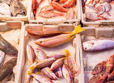 宁波:虾潺中添加胭脂红 摊位一天卖出154箱